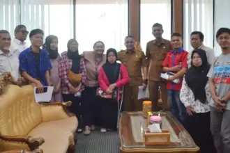 Wali Kota Palu Hadianto Rasyid bersama para penyandang disabilitas Madamba Pura di ruang kerjanya, Selasa (25/11/2025). (©Prokopim Setda Kota Palu/Imron)