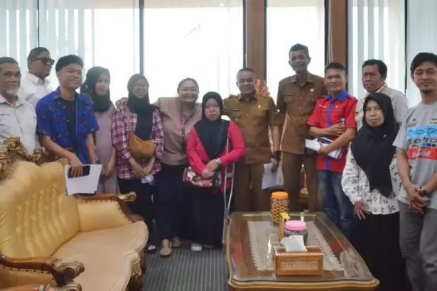 Wali Kota Palu Hadianto Rasyid bersama para penyandang disabilitas Madamba Pura di ruang kerjanya, Selasa (25/11/2025). (©Prokopim Setda Kota Palu/Imron)