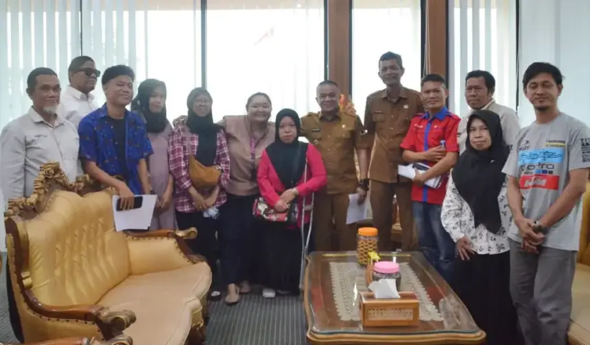 Wali Kota Palu Hadianto Rasyid bersama para penyandang disabilitas Madamba Pura di ruang kerjanya, Selasa (25/11/2025). (©Prokopim Setda Kota Palu/Imron)