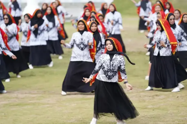 Sejumlah guru menari pada peringatan Hari Guru Nasional 2025 di Halaman Kantor Wali Kota Palu, Selasa (25/11/2025). (©Prokopim Setda Kota Palu/Jufri)