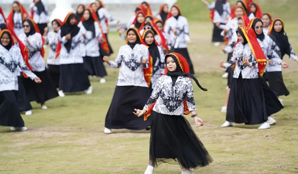 Sejumlah guru menari pada peringatan Hari Guru Nasional 2025 di Halaman Kantor Wali Kota Palu, Selasa (25/11/2025). (©Prokopim Setda Kota Palu/Jufri)