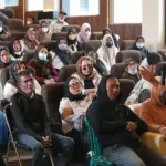 Wali KOta Palu, Hadianto Rasyid menjelaskan status tenaga honorer kepada para honorer yang berdemonsrasi di Kantor Wali Kota Palu, Senin (24/11/2025)./ (©Prokopim Setda Kota Palu/Jufri)