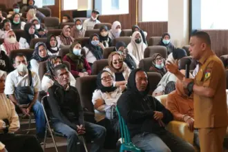 Wali KOta Palu, Hadianto Rasyid menjelaskan status tenaga honorer kepada para honorer yang berdemonsrasi di Kantor Wali Kota Palu, Senin (24/11/2025)./ (©Prokopim Setda Kota Palu/Jufri)