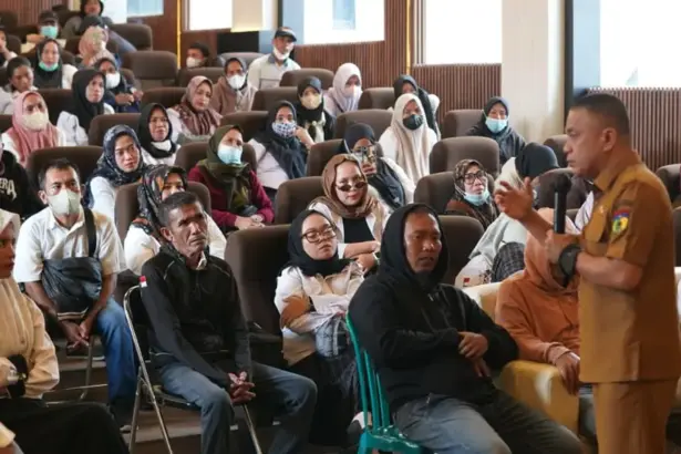 Wali KOta Palu, Hadianto Rasyid menjelaskan status tenaga honorer kepada para honorer yang berdemonsrasi di Kantor Wali Kota Palu, Senin (24/11/2025)./ (©Prokopim Setda Kota Palu/Jufri)