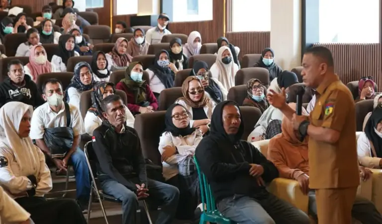 Wali KOta Palu, Hadianto Rasyid menjelaskan status tenaga honorer kepada para honorer yang berdemonsrasi di Kantor Wali Kota Palu, Senin (24/11/2025)./ (©Prokopim Setda Kota Palu/Jufri)