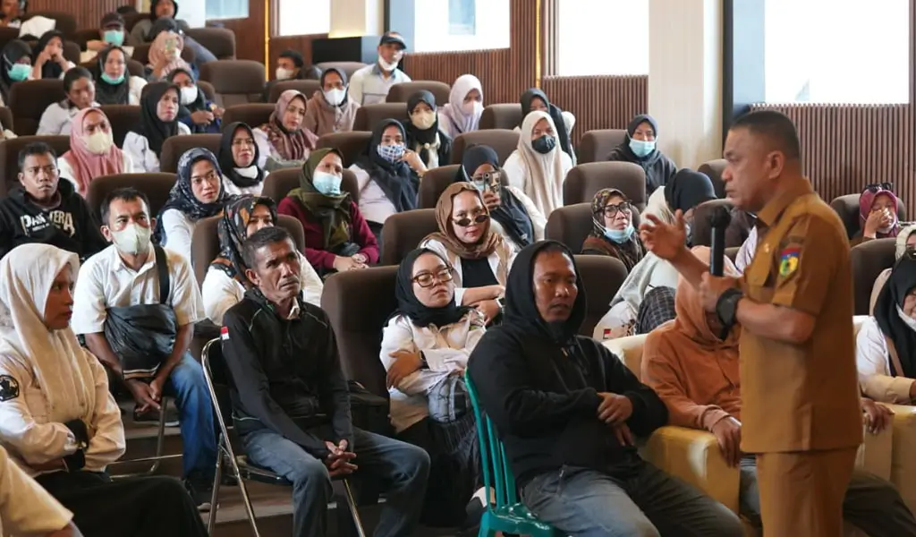 Wali KOta Palu, Hadianto Rasyid menjelaskan status tenaga honorer kepada para honorer yang berdemonsrasi di Kantor Wali Kota Palu, Senin (24/11/2025)./ (©Prokopim Setda Kota Palu/Jufri)