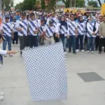 Sekot Irmayanti melepas peserta jalan santai HUT ke-54 Korpri di Halaman kantor Wali Kota Palu, Sabtu (29/11/2025). (©Prokopim Setda Kota Palu/Imron)