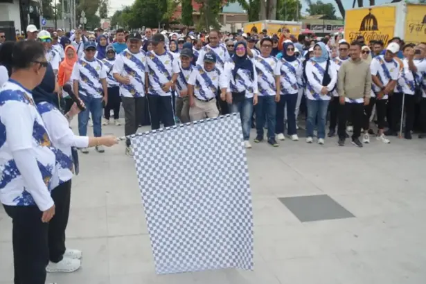 Sekot Irmayanti melepas peserta jalan santai HUT ke-54 Korpri di Halaman kantor Wali Kota Palu, Sabtu (29/11/2025). (©Prokopim Setda Kota Palu/Imron)