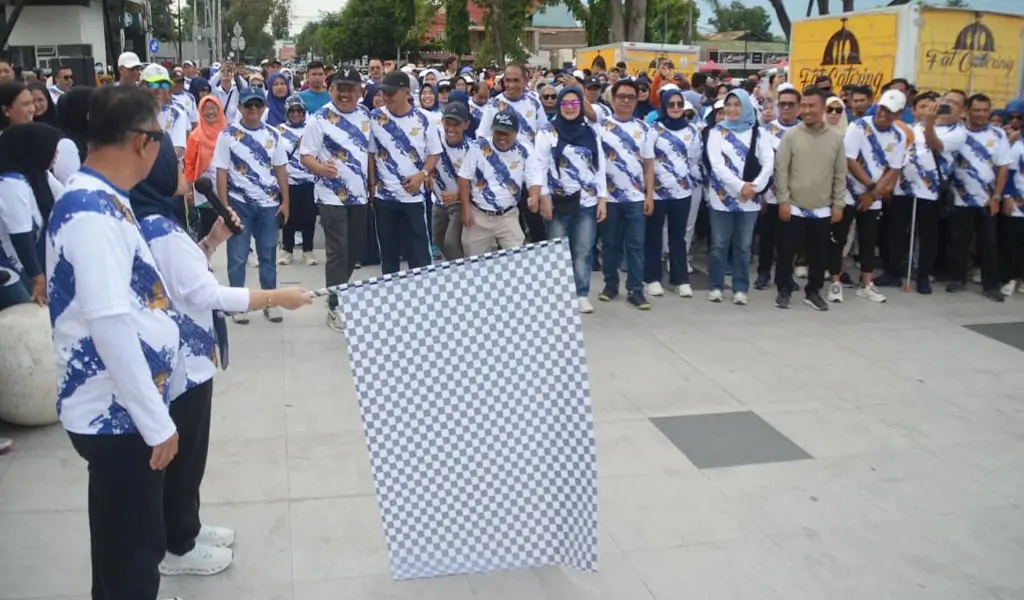 Sekot Irmayanti melepas peserta jalan santai HUT ke-54 Korpri di Halaman kantor Wali Kota Palu, Sabtu (29/11/2025). (©Prokopim Setda Kota Palu/Imron)