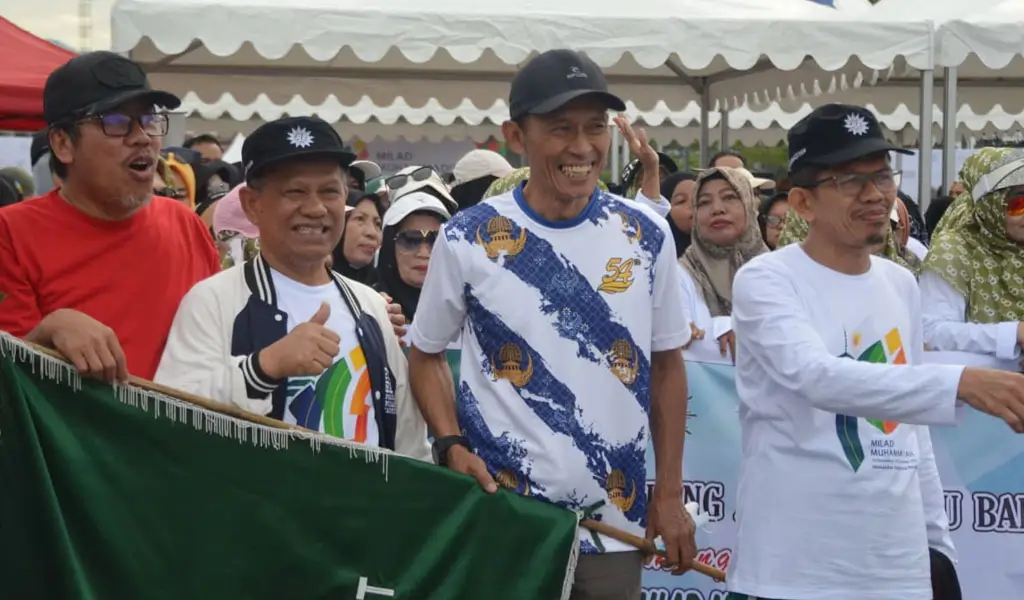 Kadis Kesehatan Kota Palu, dr. Rochmat Jasin melepas peserta jalan sehat Milad ke-113 Muhammadiyah di Lapangan Vatulemo, Sabtu (29/11/2025). (©Prokopim Setda Kota Palu/Imron)