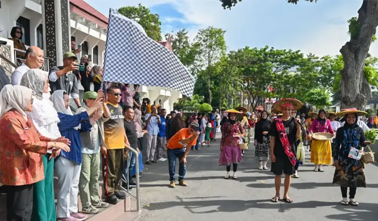 Wwawali Imelda mengangkat bendera penandai pelepasan peserta Pawai Budaya Nusantara di Halaman kantor Wali Kota Palu, JUmat (7/11/2025). (©bmzIMAGES/Basri Marzuki)