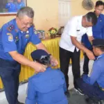 Penyematan pita menandai pembukaan kegiatan pelatihan teknis dan Penyelamatan di Darat d Aula Kantor Camat Palu Selatan, Rabu (5/11/2025). (©Prokopim Setda Kota Palu/Imron)