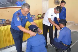 Penyematan pita menandai pembukaan kegiatan pelatihan teknis dan Penyelamatan di Darat d Aula Kantor Camat Palu Selatan, Rabu (5/11/2025). (©Prokopim Setda Kota Palu/Imron)