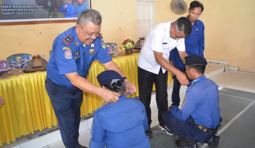 Penyematan pita menandai pembukaan kegiatan pelatihan teknis dan Penyelamatan di Darat d Aula Kantor Camat Palu Selatan, Rabu (5/11/2025). (©Prokopim Setda Kota Palu/Imron)