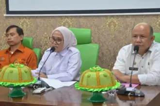 Sekda Kota Palu, Irmayanti (tengah) didampingi Kadis Infosantik Kota Palu, Muhammad Ridwan (kanan) dan kepala BPS Kota Palu pada pembukaan pelatihan peningkatan kapasitas ASN operator data di Palu, Rabu (5/11/2025). (©Prokopim Setda Kota Palu/Imron)