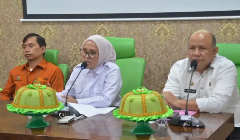 Sekda Kota Palu, Irmayanti (tengah) didampingi Kadis Infosantik Kota Palu, Muhammad Ridwan (kanan) dan kepala BPS Kota Palu pada pembukaan pelatihan peningkatan kapasitas ASN operator data di Palu, Rabu (5/11/2025). (©Prokopim Setda Kota Palu/Imron)