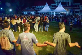 Dero bersama usai penutupan Pagelaran budaya Pamona Poso di Halaman kantor Wali Kota Palu, Sabtu (22/11/2025) malam. (©Prokopim Setda Kota Palu/Imron)