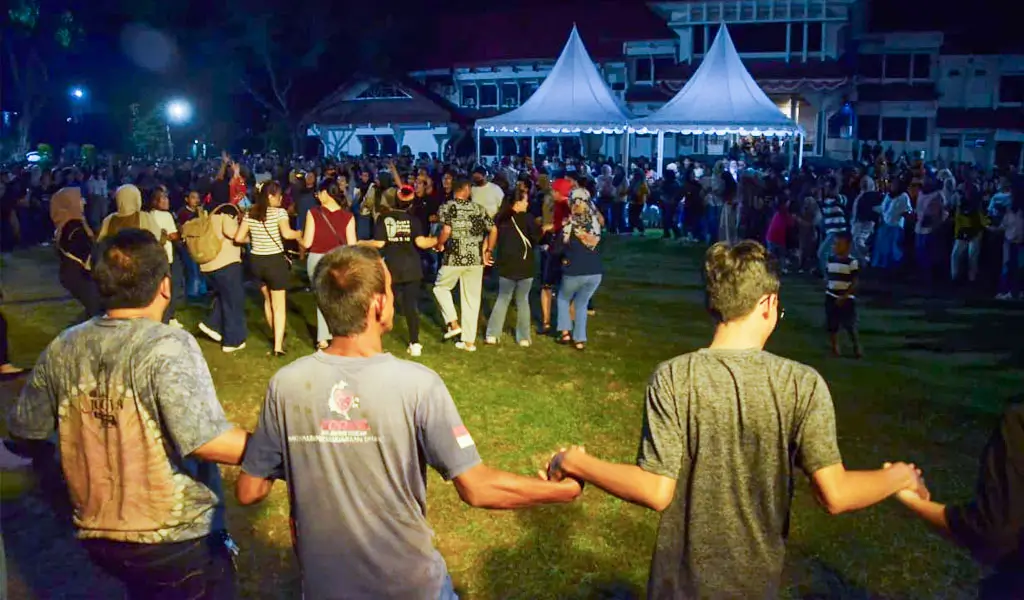 Dero bersama usai penutupan Pagelaran budaya Pamona Poso di Halaman kantor Wali Kota Palu, Sabtu (22/11/2025) malam. (©Prokopim Setda Kota Palu/Imron)