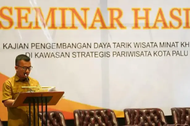 Plt. Asisten Bidang Perekonomian dan Pembangunan Setda Kota Palu, Rahmad Mustafa pada pembukaan seminar hasil wisata minat khusus di palu, Selasa (18/11/2025). (©Prokopim Setda Kota Palu/Jufri)