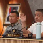 Wali Kota Palu, Hadianto Rasyid didampingi Plt Asisten Ekonomi dan Pembangunan Rahmad pada rapat koordinasi dengan lurah di Palu, Jumat (14/11/2025). (©Prokopim Setda Kota Palu/Jufri)