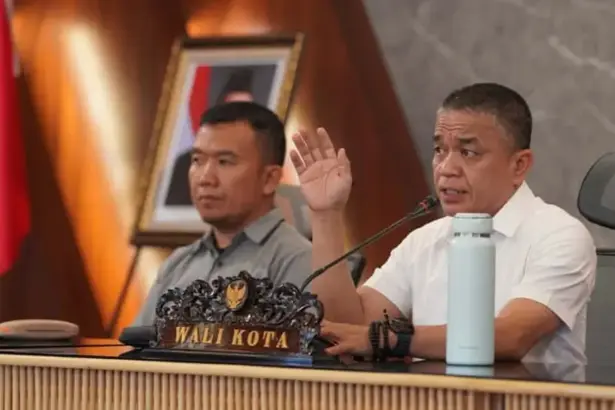 Wali Kota Palu, Hadianto Rasyid didampingi Plt Asisten Ekonomi dan Pembangunan Rahmad pada rapat koordinasi dengan lurah di Palu, Jumat (14/11/2025). (©Prokopim Setda Kota Palu/Jufri)