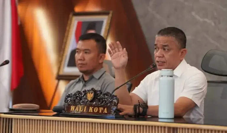 Wali Kota Palu, Hadianto Rasyid didampingi Plt Asisten Ekonomi dan Pembangunan Rahmad pada rapat koordinasi dengan lurah di Palu, Jumat (14/11/2025). (©Prokopim Setda Kota Palu/Jufri)