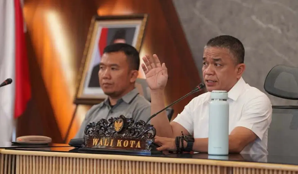 Wali Kota Palu, Hadianto Rasyid didampingi Plt Asisten Ekonomi dan Pembangunan Rahmad pada rapat koordinasi dengan lurah di Palu, Jumat (14/11/2025). (©Prokopim Setda Kota Palu/Jufri)