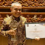 Wali Kota Palu, Hadianto Rasyid menunjukkan tropi dan sertifikat usai menerima penghargaan TPID terbaik di Jakarta, Jumat (28/11/2025). (©Prokopim Setda Kota Palu)