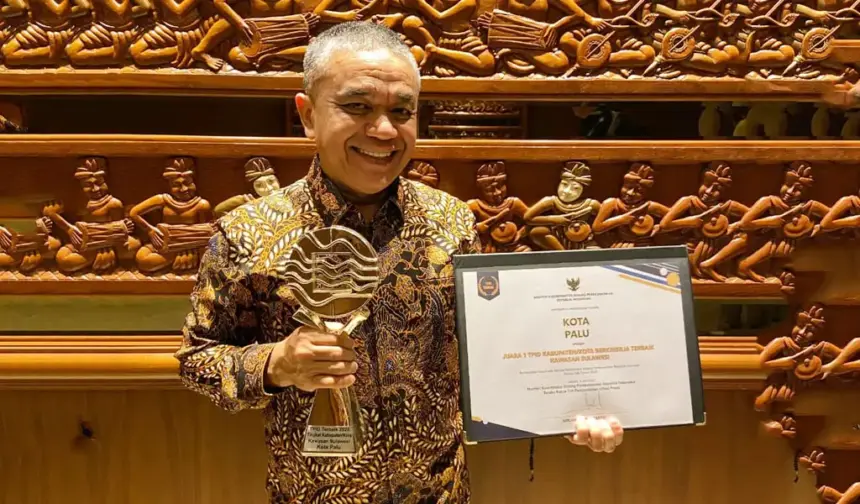 Wali Kota Palu, Hadianto Rasyid menunjukkan tropi dan sertifikat usai menerima penghargaan TPID terbaik di Jakarta, Jumat (28/11/2025). (©Prokopim Setda Kota Palu)