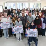 Sejumlah wirausaha muda menunjukkan atribut bantuan modal usaha usai menerima bantuan permodalan dalam program inkubasi bisnis di Media Center, Untad, Jumat (14/11/2025). (©nmzIMAGES/Basri Marzuki)