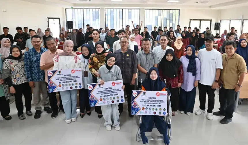 Sejumlah wirausaha muda menunjukkan atribut bantuan modal usaha usai menerima bantuan permodalan dalam program inkubasi bisnis di Media Center, Untad, Jumat (14/11/2025). (©nmzIMAGES/Basri Marzuki)