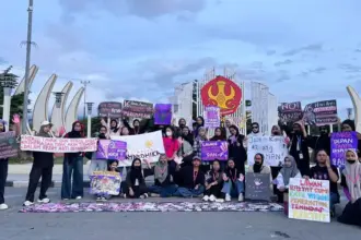 Perempuan Mahardika Palu pada aksi di depan Kampus Universitas Tadulako memperingati 16 Hari Anti Kekerasan Terhadap Perempuan, Senin (25/11/2025). (©Perempuan Mahardika Palu)