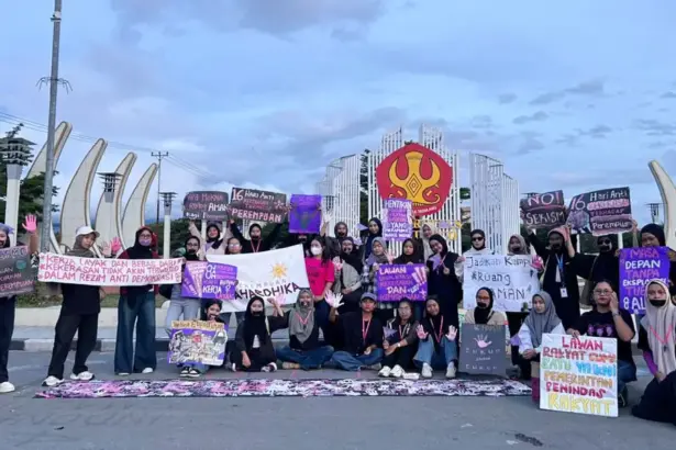 Perempuan Mahardika Palu pada aksi di depan Kampus Universitas Tadulako memperingati 16 Hari Anti Kekerasan Terhadap Perempuan, Senin (25/11/2025). (©Perempuan Mahardika Palu)