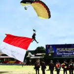 Personel Brimob Polda Sulteng dalam aksi terjun payung pad aperingatan HUT ke-80 Korps Brimob di Mako Brimob Podla Sulteng, Jumat (14/11/2025). (©Humas Polda Sulteng)
