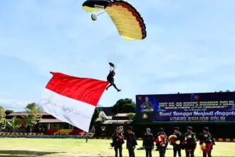 Personel Brimob Polda Sulteng dalam aksi terjun payung pad aperingatan HUT ke-80 Korps Brimob di Mako Brimob Podla Sulteng, Jumat (14/11/2025). (©Humas Polda Sulteng)