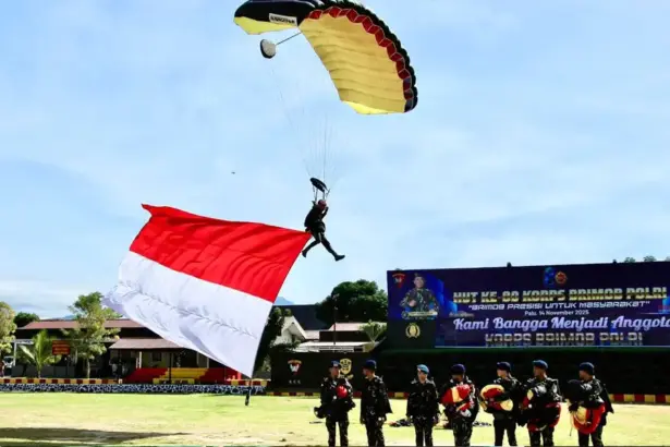 Personel Brimob Polda Sulteng dalam aksi terjun payung pad aperingatan HUT ke-80 Korps Brimob di Mako Brimob Podla Sulteng, Jumat (14/11/2025). (©Humas Polda Sulteng)