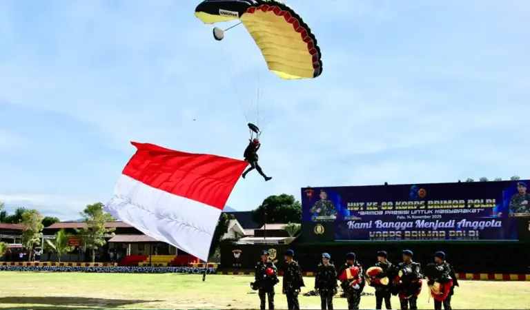 Personel Brimob Polda Sulteng dalam aksi terjun payung pad aperingatan HUT ke-80 Korps Brimob di Mako Brimob Podla Sulteng, Jumat (14/11/2025). (©Humas Polda Sulteng)