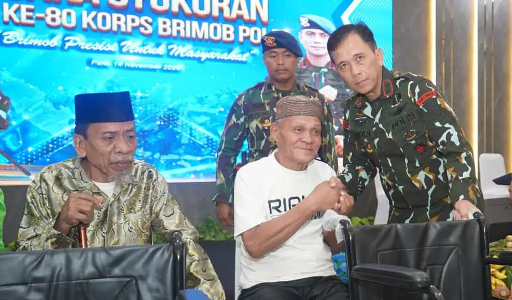 Kapolda Sulteng, Irjen Pol Endi Sutendi menyerahkan paket sembako usai peringatan HUT ke-80 Brimob di Palu, Jumat (14/11/2025). (©Humas Polda Sulteng)