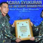 Kapolda Sulteng, Irjen Pol Endi Sutendi (kanan) menerima penghargaan dari Kakor Brimob yang diserahkan oleh Dansat Brimob Polda Sulteng, Kombes Pol. Kurniawan Tandi Rongre, Jumat (14/11/2025). (©Humas Polda Sulteng)