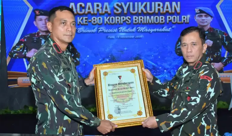 Kapolda Sulteng, Irjen Pol Endi Sutendi (kanan) menerima penghargaan dari Kakor Brimob yang diserahkan oleh Dansat Brimob Polda Sulteng, Kombes Pol. Kurniawan Tandi Rongre, Jumat (14/11/2025). (©Humas Polda Sulteng)