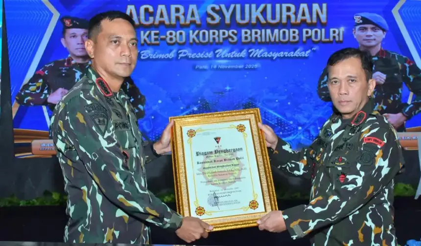 Kapolda Sulteng, Irjen Pol Endi Sutendi (kanan) menerima penghargaan dari Kakor Brimob yang diserahkan oleh Dansat Brimob Polda Sulteng, Kombes Pol. Kurniawan Tandi Rongre, Jumat (14/11/2025). (©Humas Polda Sulteng)