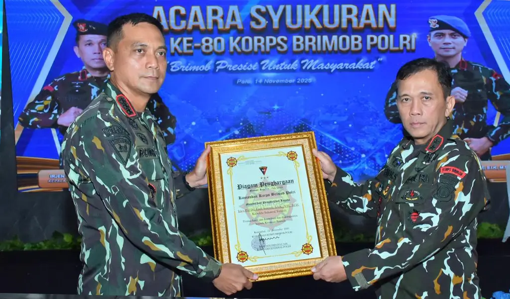 Kapolda Sulteng, Irjen Pol Endi Sutendi (kanan) menerima penghargaan dari Kakor Brimob yang diserahkan oleh Dansat Brimob Polda Sulteng, Kombes Pol. Kurniawan Tandi Rongre, Jumat (14/11/2025). (©Humas Polda Sulteng)