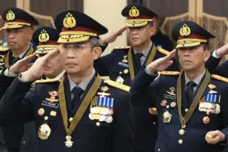 Kapolda SUlteng, Irjen Pol Endi Sutendi (kanan) pada penganugerahan Bintang Bhayangkara Pratama di Jakarta, Selasa (11/11/2025). (©Humas Polri)