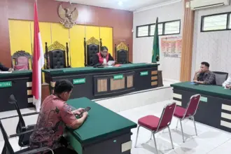 Hakim Tunggal Yuniar Yudha Himawan memimpin jalannya sidang praperadilan di PN Palu, Rabu (26/11/2025). (©Humas Polda Sulteng)