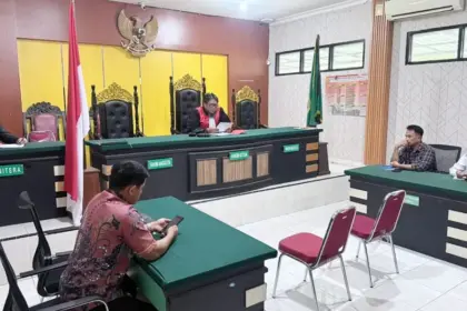 Hakim Tunggal Yuniar Yudha Himawan memimpin jalannya sidang praperadilan di PN Palu, Rabu (26/11/2025). (©Humas Polda Sulteng)