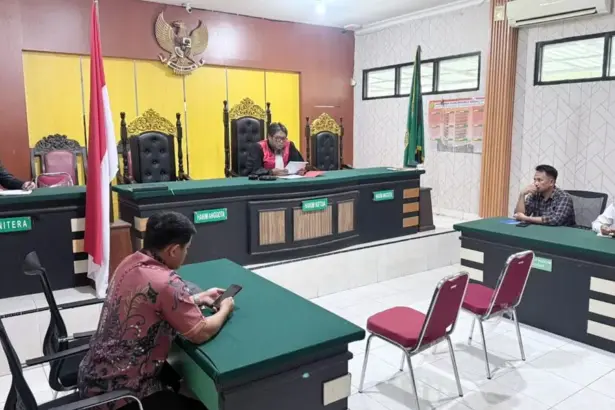 Hakim Tunggal Yuniar Yudha Himawan memimpin jalannya sidang praperadilan di PN Palu, Rabu (26/11/2025). (©Humas Polda Sulteng)