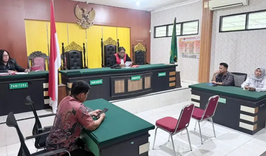 Hakim Tunggal Yuniar Yudha Himawan memimpin jalannya sidang praperadilan di PN Palu, Rabu (26/11/2025). (©Humas Polda Sulteng)