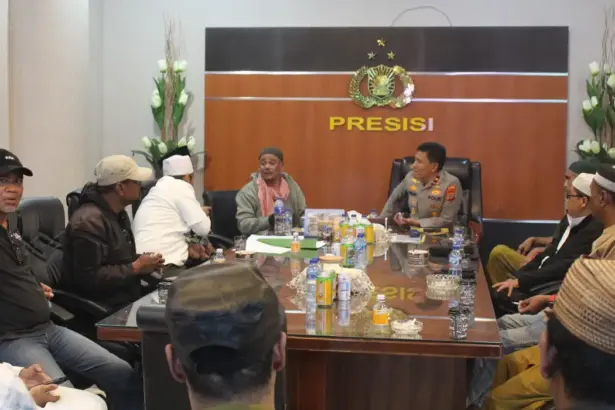 Wakapolda Sulteng Brigjen Pol Helmi Kwarta Kusuma Putra Rauf menerima audiensi Aliansi Abnal Peduli Guru Tua di ruang kerjanya, Jumat (31/10/2025) sore. (©Humas Polda Sulteng)