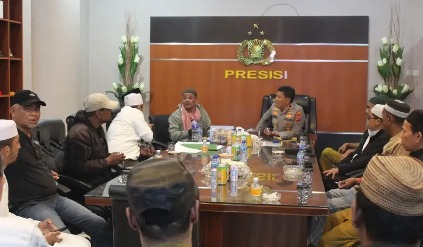 Wakapolda Sulteng Brigjen Pol Helmi Kwarta Kusuma Putra Rauf menerima audiensi Aliansi Abnal Peduli Guru Tua di ruang kerjanya, Jumat (31/10/2025) sore. (©Humas Polda Sulteng)