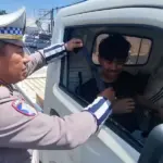 Petugas memasangkan sabuk kepada sopir pada Ops Zebra Tinombala 2025 di palu, Senin (17/11/2025). (©Humas Polda Sulteng)